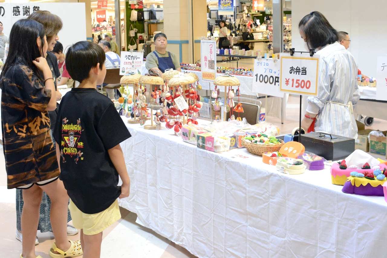 多彩な手作り品が並ぶ会場
