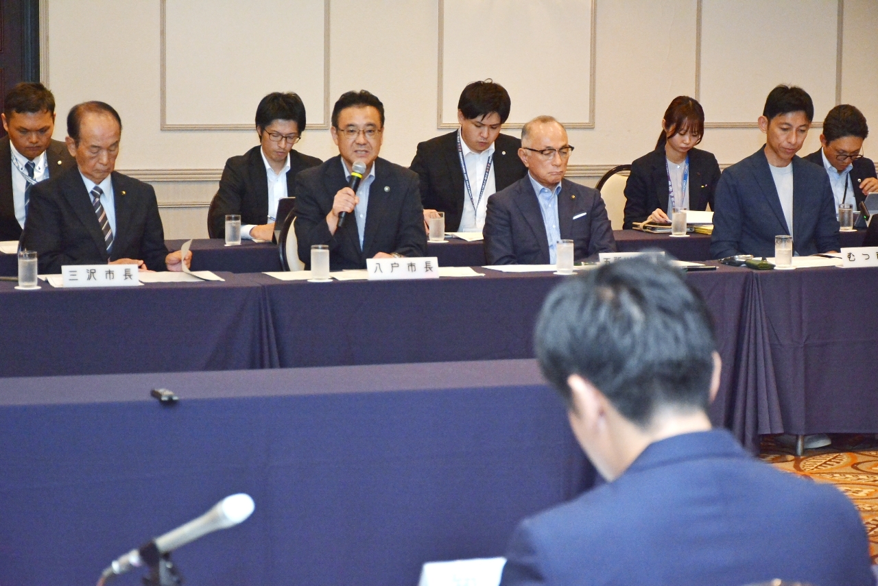宮下宗一郎知事（手前）に政策課題を要望する市長ら＝２５日、弘前市