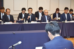 バス運転手育成の補助拡大、津波避難施設の財政支援を 宮下知事と県内10市長が意見交換