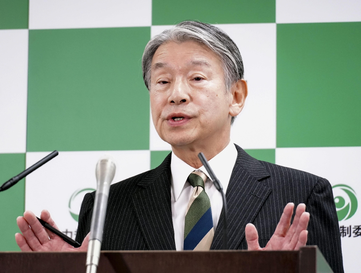 記者会見する原子力規制委の山中伸介委員長=26日午後、東京都港区