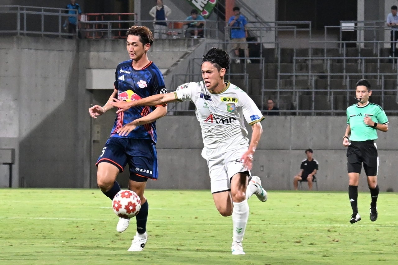 【２回戦・大宮―八戸】前半に攻め込むヴァンラーレ八戸の髙尾流星（白）＝ＮＡＣＫ５スタジアム大宮
