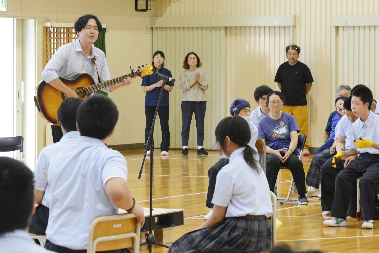 10周年記念ソングを披露する凜太朗さん