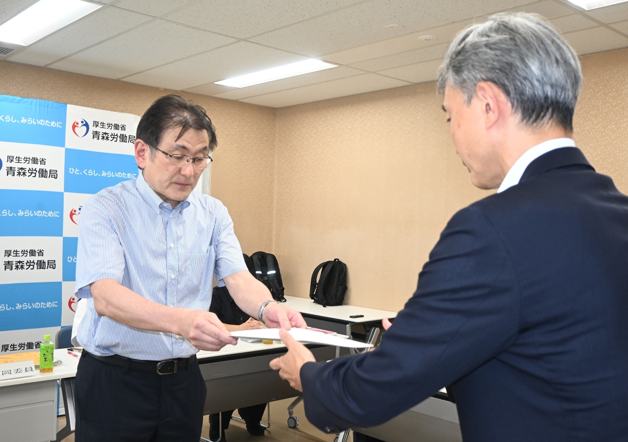 角井伸一局長(右)に答申書を手渡す石岡隆司会長=26日、青森市