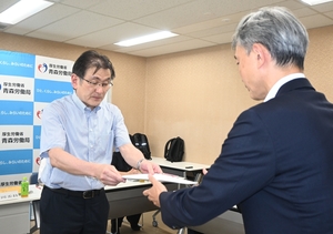 最低賃金61円増、1090円で決着 3年連続で50円超/青森県26年度