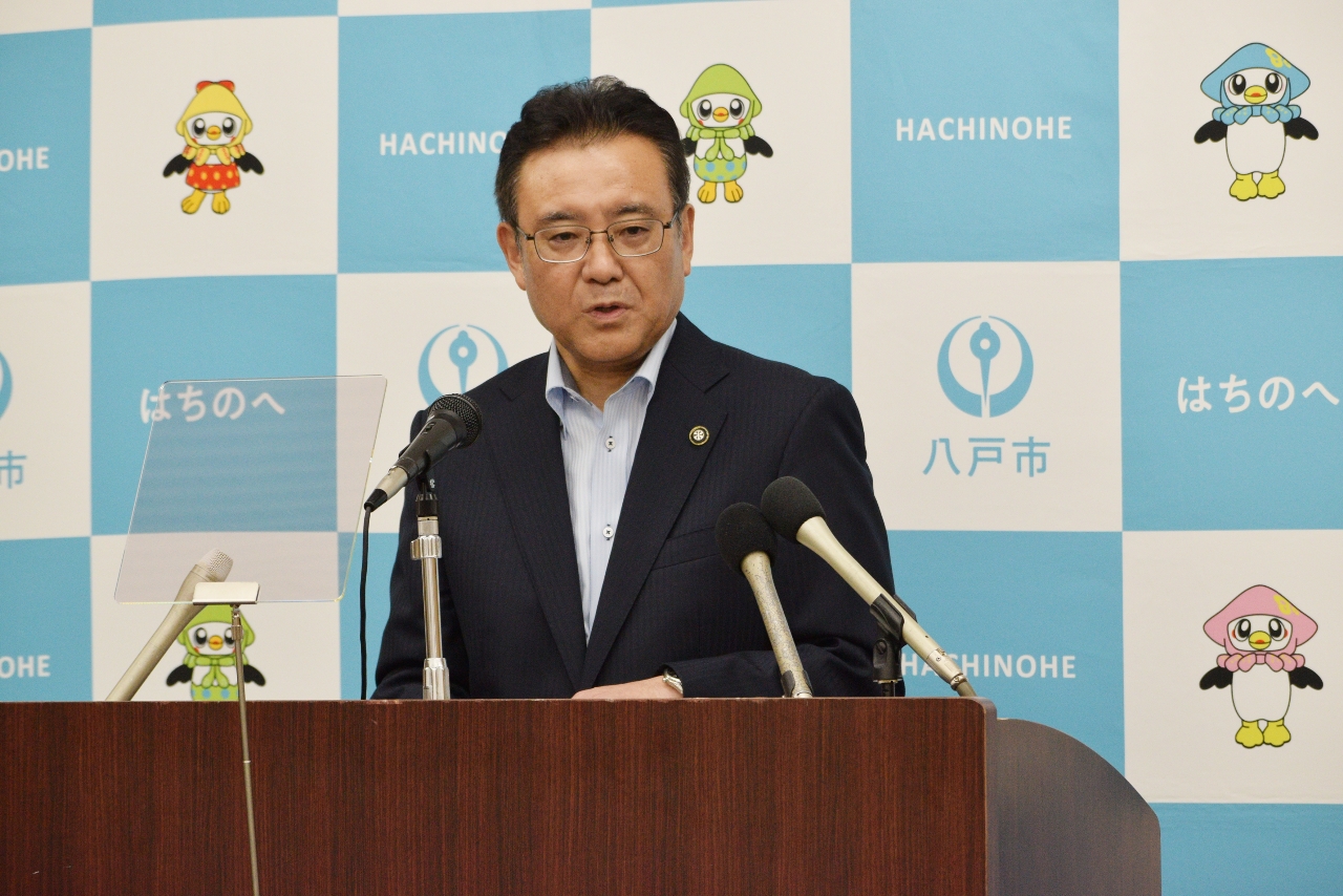 青森県への重点要望の概要などについて説明する熊谷雄一市長=26日、八戸市庁