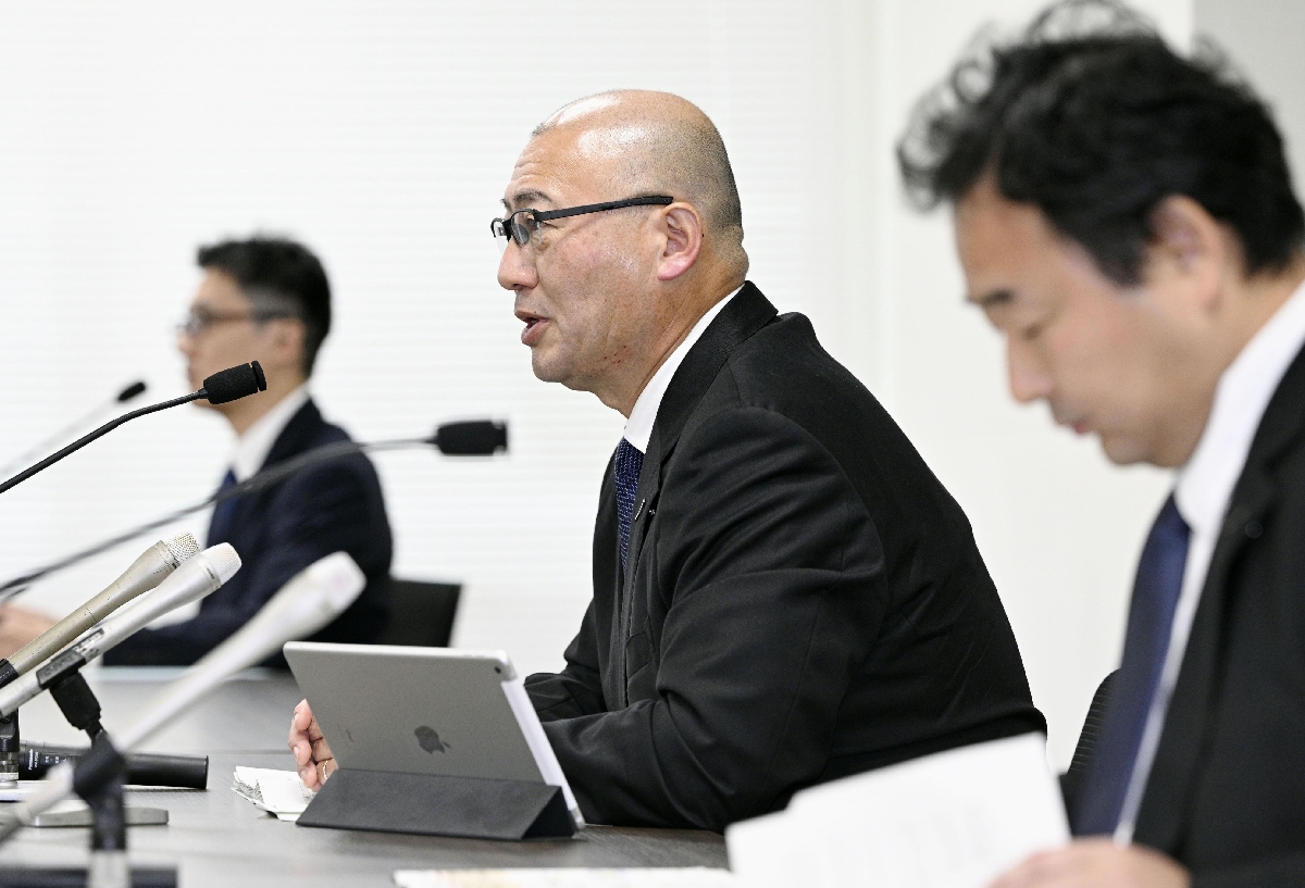 浜岡原発1、2号機の廃炉費用請求を巡る不適切な手続きについて、説明する中部電力の大塚温久原子力部長(中央)=27日午前、名古屋市