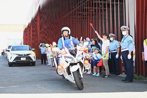 小学校で事故防止呼びかけへ 五戸など巡回、交通安全キャラバン隊が出発式