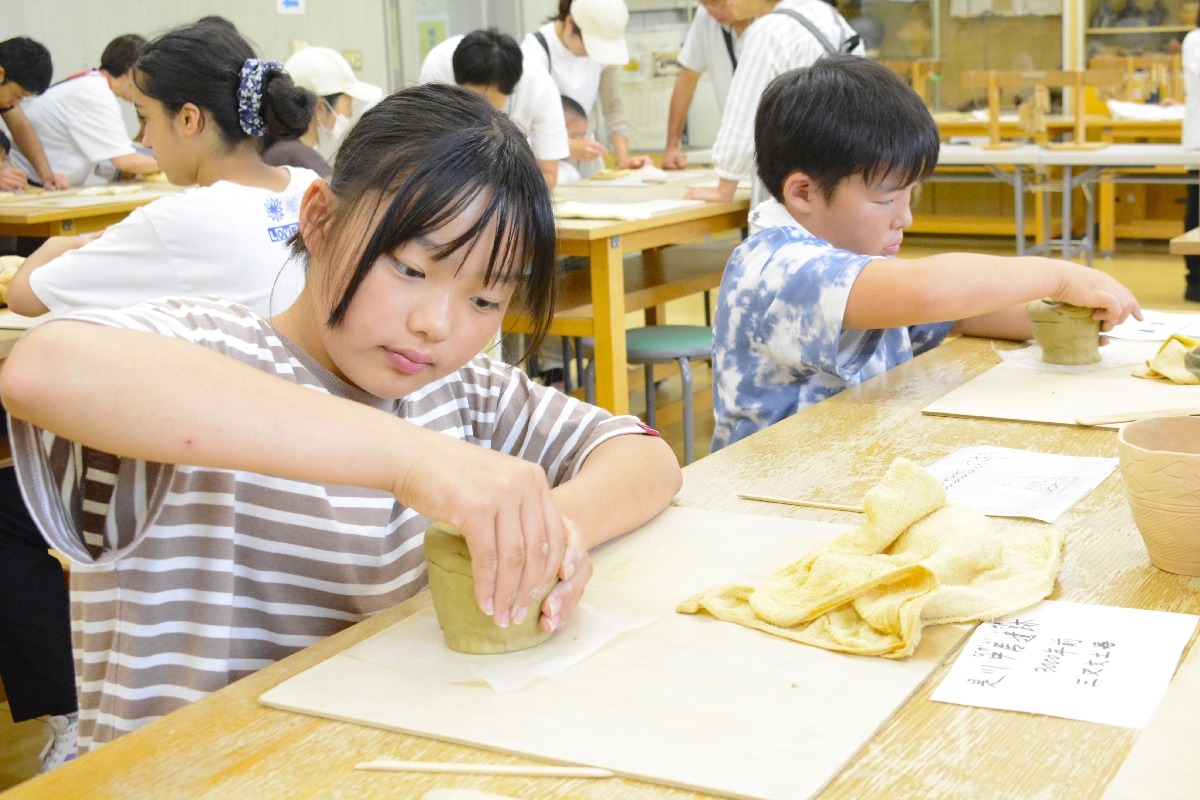 土器作りを体験する来場者