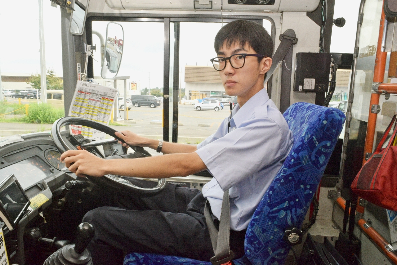 20歳のバス運転手デビューへ 林崎さん、憧れの職に法改正で最短ルート/八戸