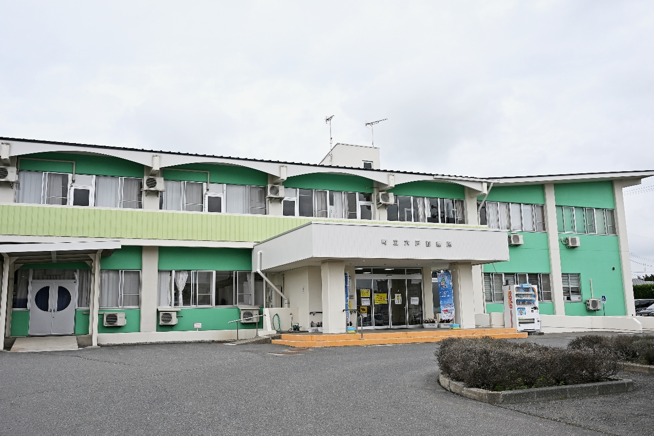 譲渡先を再度募集することになった六戸町国民健康保険診療所＝２７日