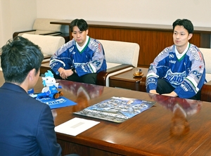 迫る開幕「優勝目指す」　ブレイズ生江主将ら、知事に意気込み／アジアリーグIH
