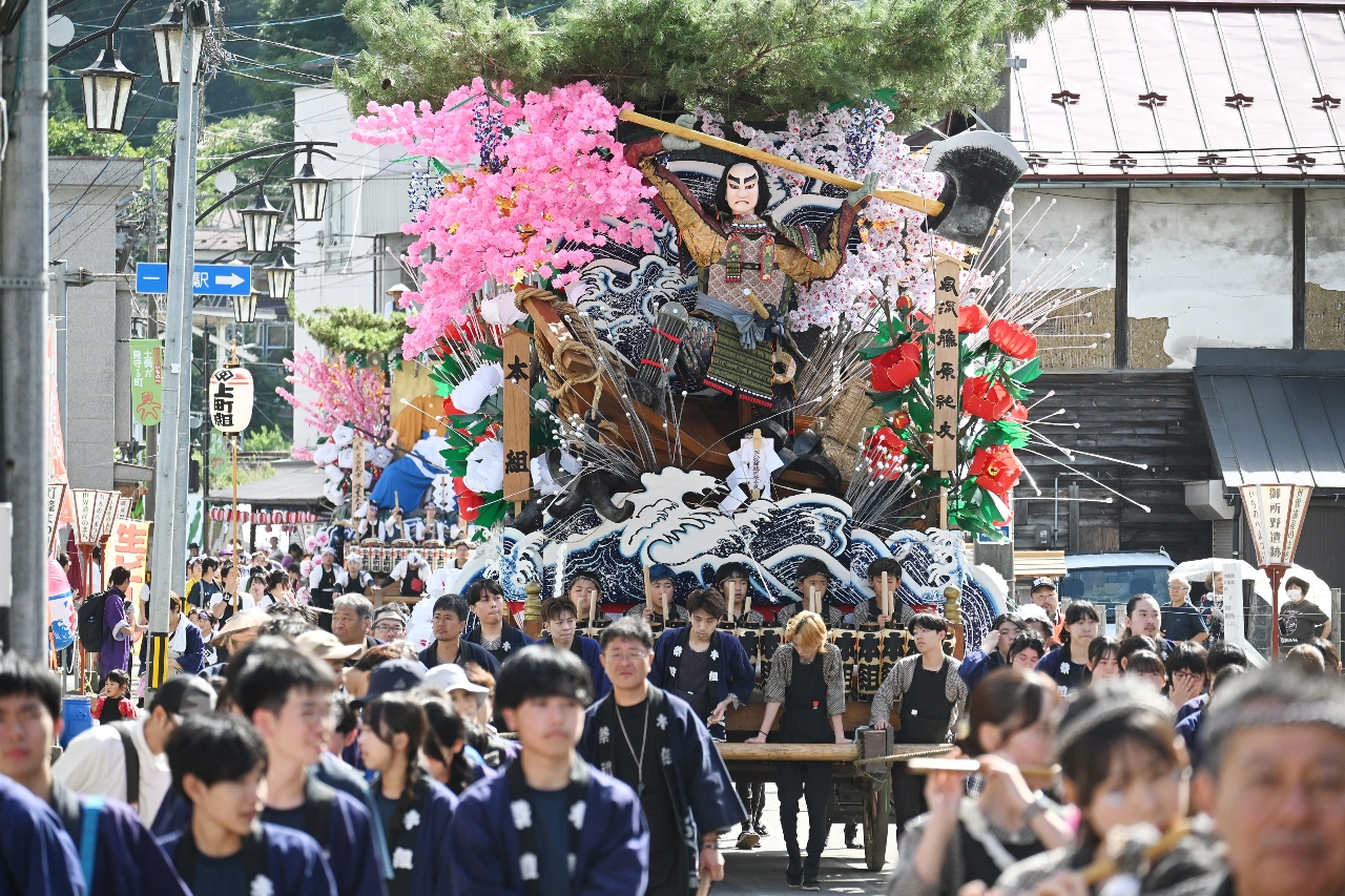 豪華な山車の行列が一戸町中心部を練り歩き、にぎやかに開幕した一戸まつり