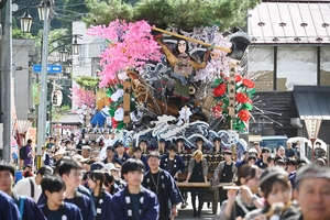 山車の行列、町にぎやかに 一戸まつり開幕、30日まで