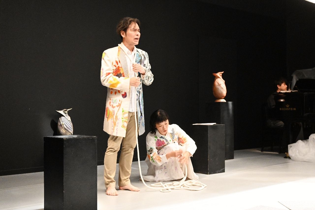佐賀県で上演を重ねてきた演劇ユニット「猫を飼う」による「幸福な生活」の一幕=10日、八戸市のはっちシアター2