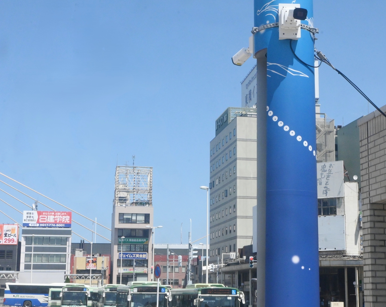 青森県内で設置が進む防犯カメラ(右上)。一方、行政による設置への補助には地域差が見られる=6日、青森市