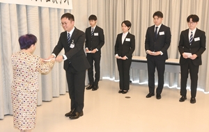 「一歩一歩前進してほしい」 十和田・藤田尚徳会が医学生に奨励金