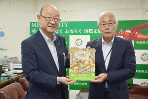 感性、想像力の育み願って 影山さん(三沢出身)が絵本寄贈