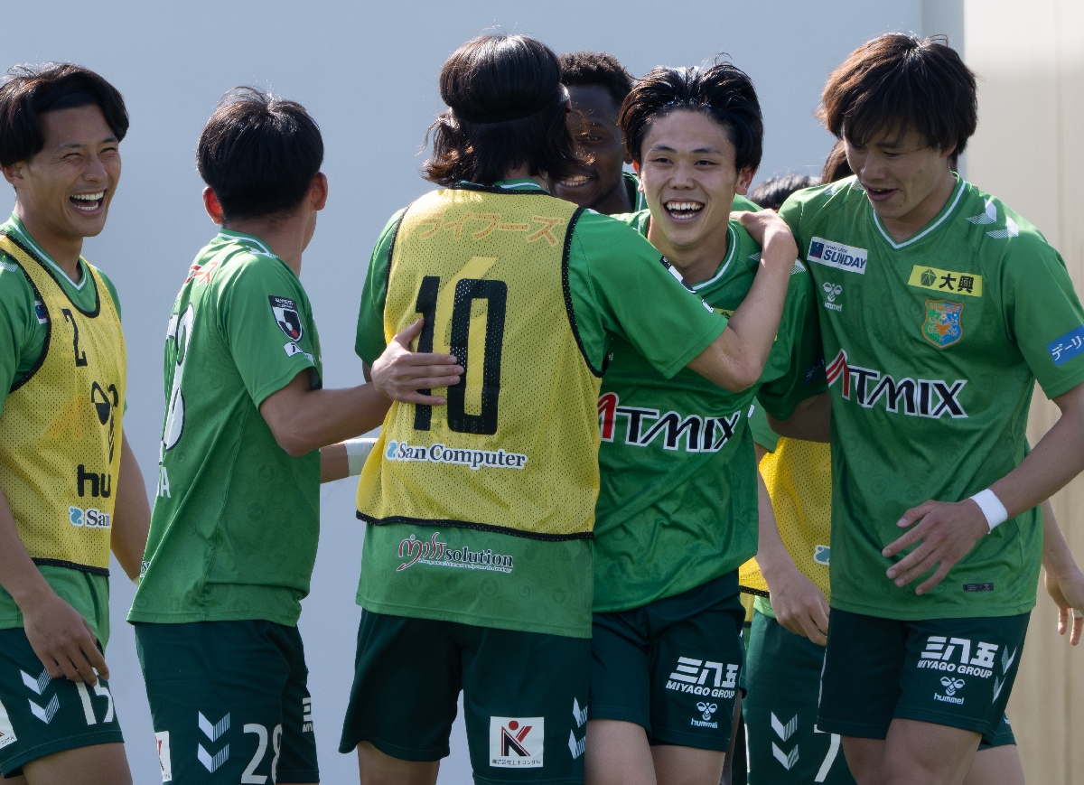 【ヴァンラーレ八戸―ブラウブリッツ秋田】後半４１分、先制点を決め、喜ぶヴァンラーレの髙尾流星（右から２人目）＝４月２６日、八戸市プライフーズスタジアム[br]　追加キーワード