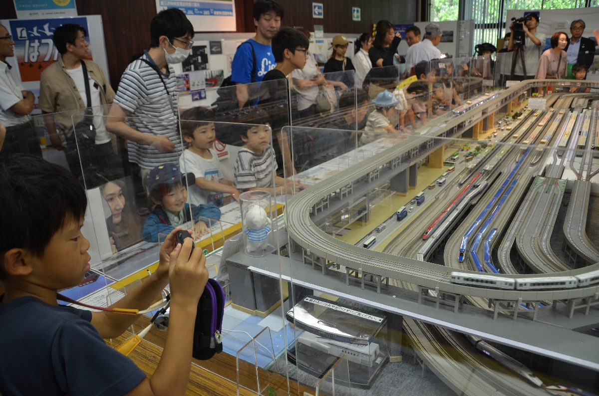 鉄道模型に見入る来場者