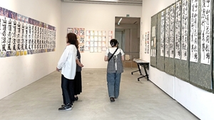 幅広い年代の力作ずらり　八戸市美で日本習字香墨会作品展
