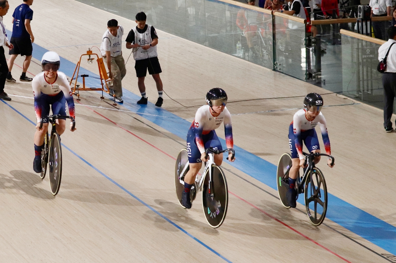 【女子チームスプリント】2位に入った八学大(右から室谷榎音、嵯峨希来、江戸優)=千葉JPFドーム(同校提供)