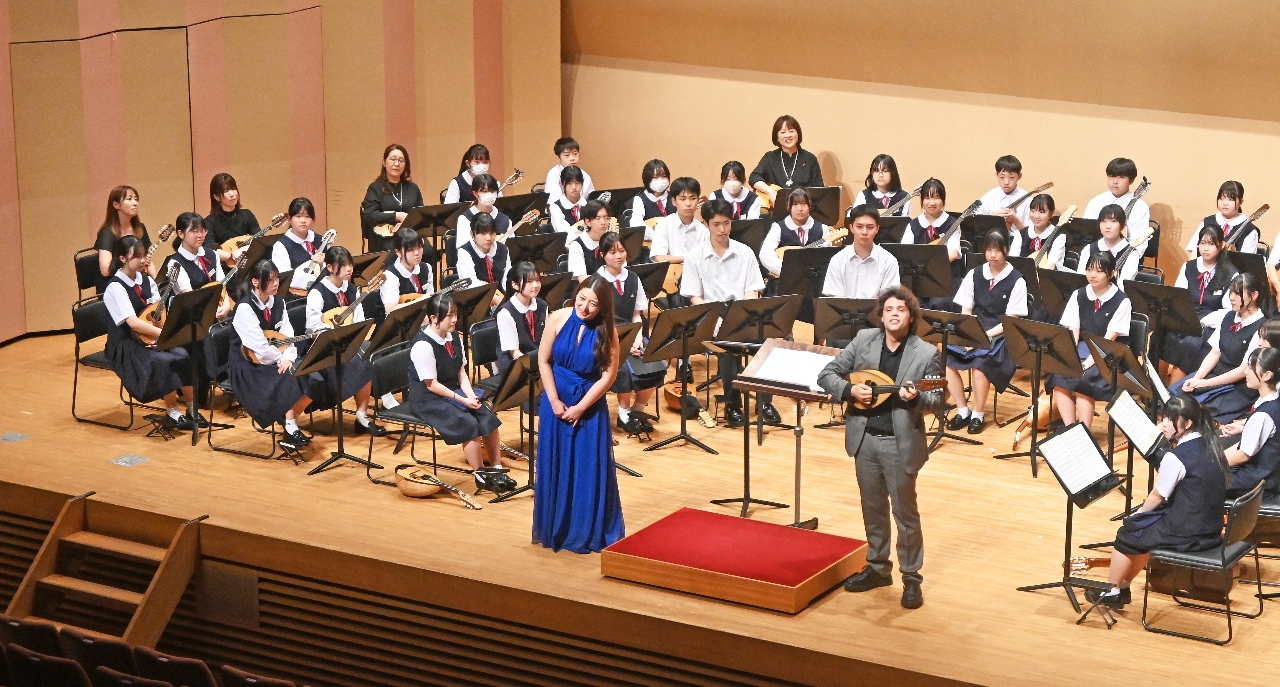 交流コンサートで演奏と歌を披露したダニエレ・ガラッソさん(手前右)、村上千秋さん(同左)と久慈中、久慈高の生徒ら