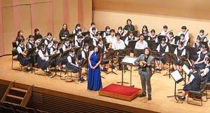 演奏家ダニエレさんの指揮で心一つに 久慈の中高生部員ら、マンドリンで聴衆魅了