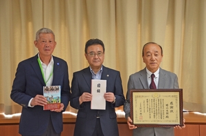 「平和当たり前じゃない」戦争体験談まとめた新著、晴山さん(八戸)が市に寄贈