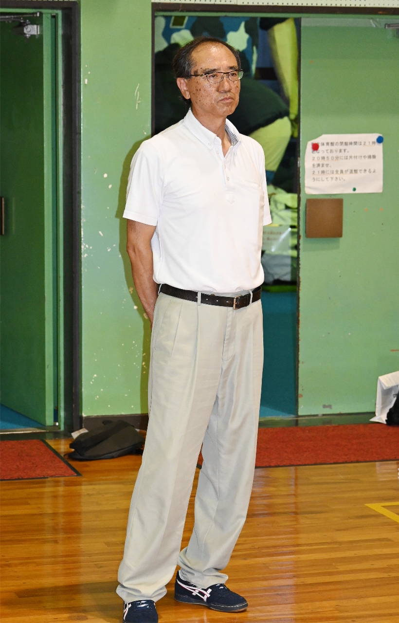あすなろ国体でハンドボール会場にもなった野辺地町体育館で、スポーツ少年団の練習を見守る滝口太さん=19日、同町