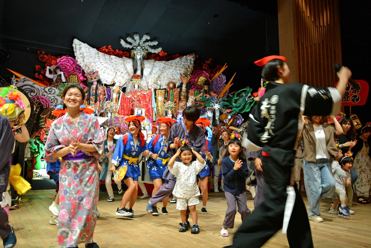 最後は宿泊客も舞台に上がり、出演者と共に祭り気分を堪能した