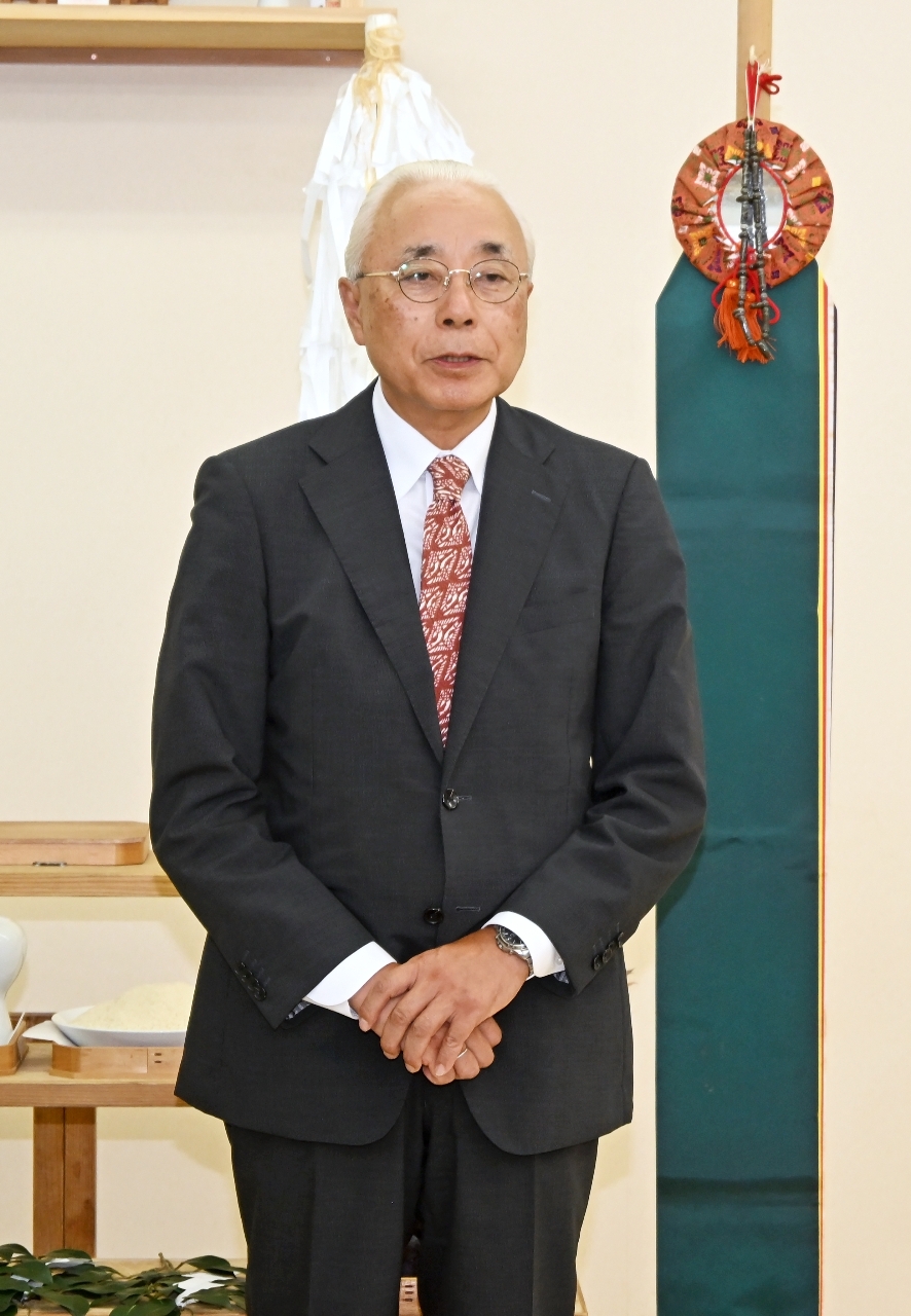 事務所開きであいさつを述べる戸舘弘幸氏=30日、二戸市