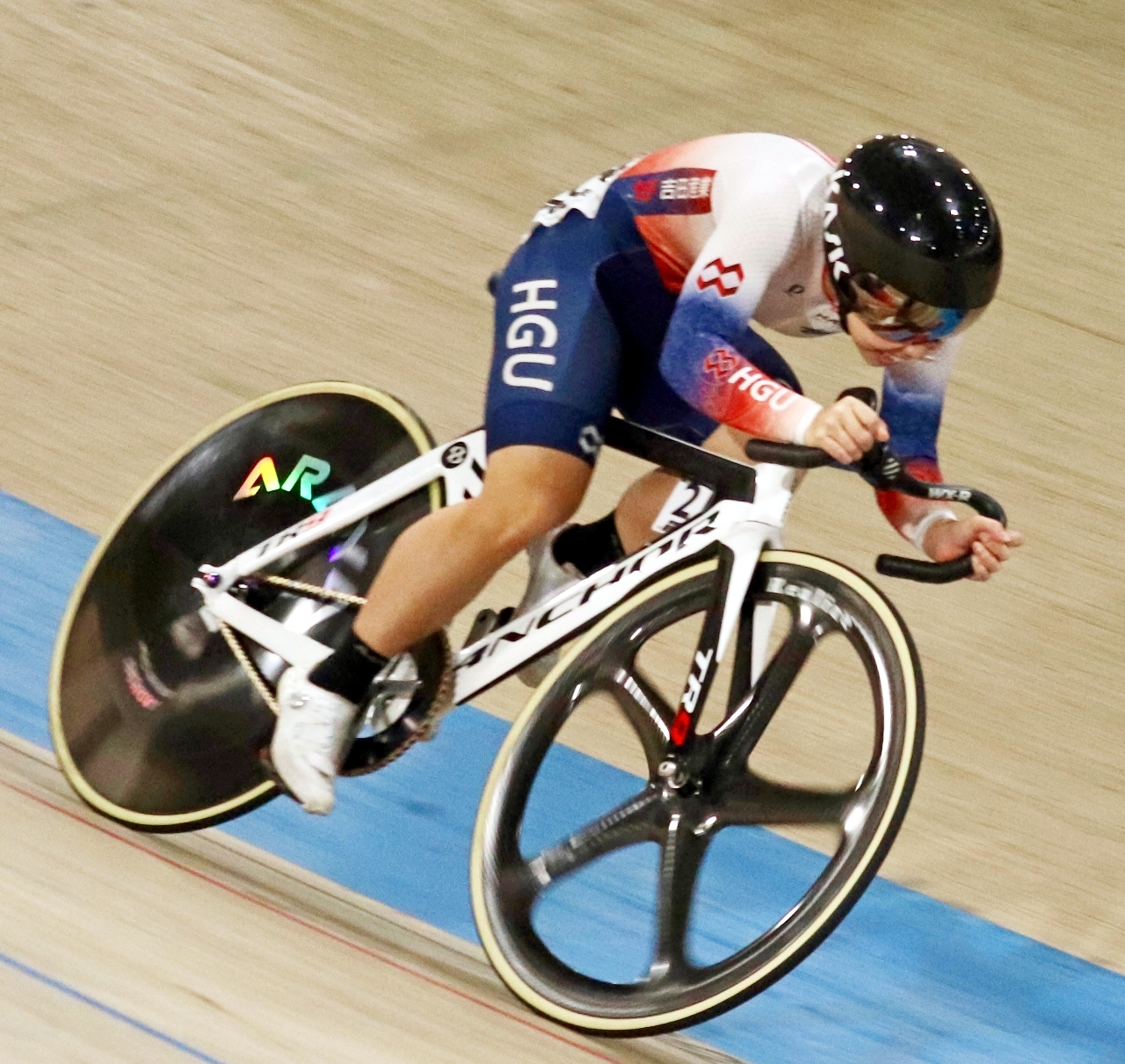 【女子スプリント】圧巻のレース運びで、優勝を飾った嵯峨希来=千葉JPFドーム(八学大提供)