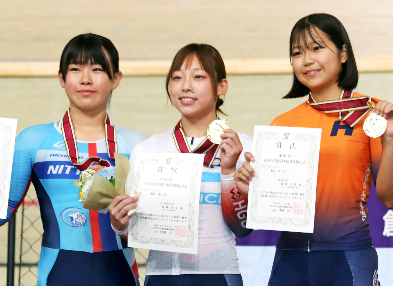 金メダルを手にし、笑顔を見せる嵯峨希来