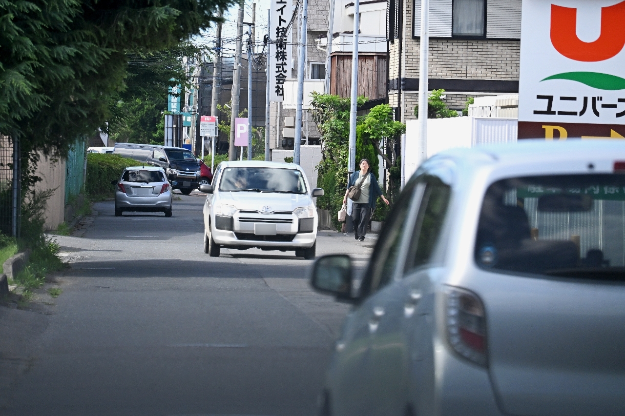 中央線や中央分離帯のない生活道路。9月1日から最高速度が時速30キロになる=28日、八戸市城下