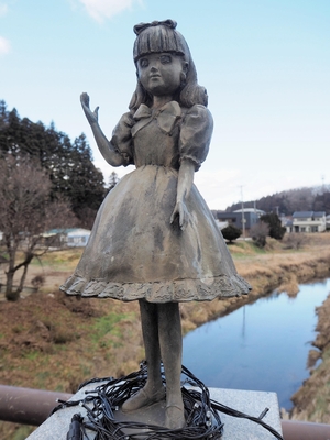 【どうぞう! 見て知って】リカちゃん(福島県小野町)パパは20年も行方不明に 時代見える着せかえ人形