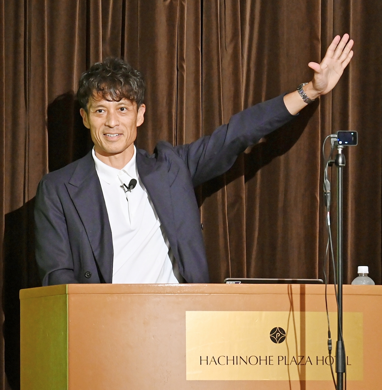 講演した日本サッカー協会会長の宮本恒靖氏=30日、八戸プラザアーバンホール