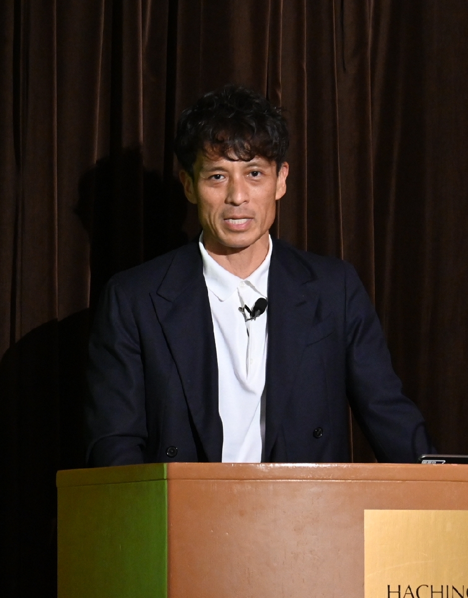 講演した日本サッカー協会会長の宮本恒靖氏=30日、八戸プラザアーバンホール