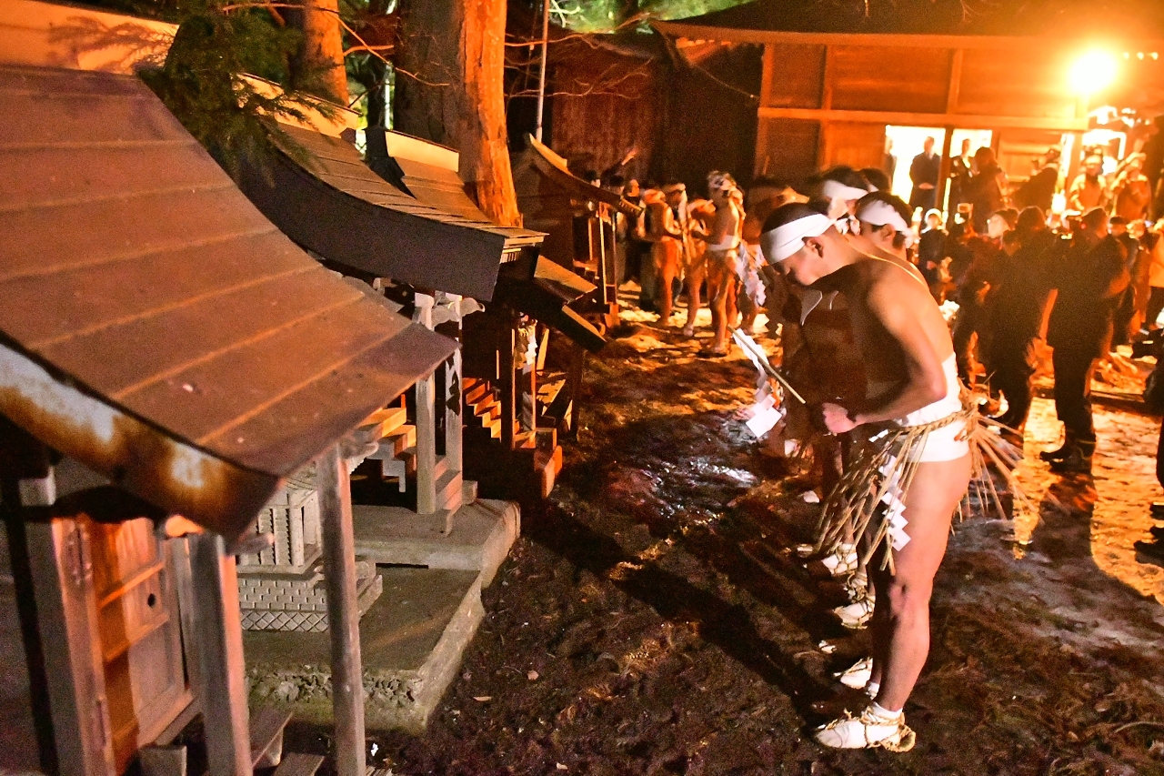 境内を裸参りする参加者