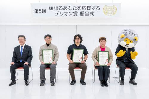 デリオン賞を受賞した白マドの灯の小倉学代表(左から2人目)、八戸水産価値向上実行委員会の石井駿吾会長(同3人目)、六戸町食生活改善推進員会の瀬川妙子会長(左から4人目)=5日、八戸市