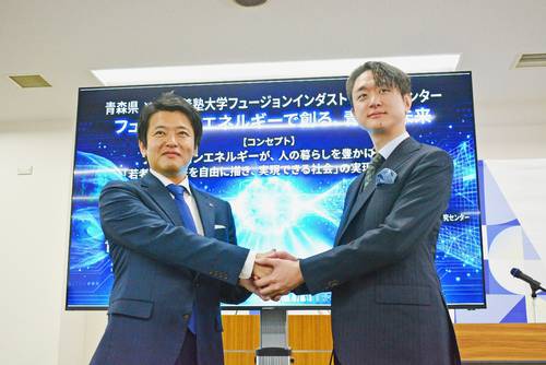 フュージョンエネルギー拠点形成に向けて連携する宮下宗一郎知事(左)と武田秀太郎センター長=5日、青森県庁