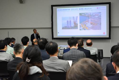 青森県沖日本海側(南側)洋上風力への地元企業参入を広げようと行われた説明会=12日、青森市