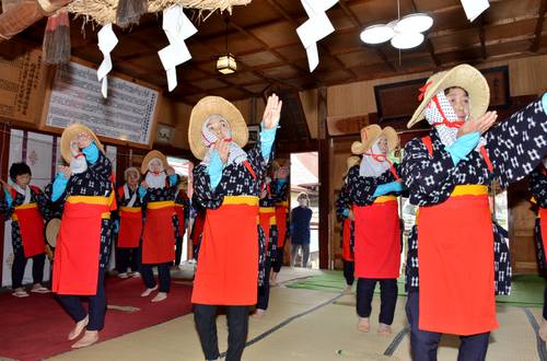 「田植え・田の草取り唄と踊り」を奉納する五戸町連合婦人会のメンバー