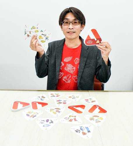 ご当地カードゲーム「あおもりアッテラ!」を発案した大山知希さん=2日、青森県庁