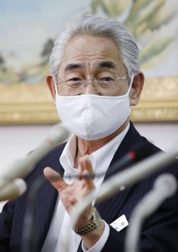 核のゴミの最終処分場選定を巡り、記者会見で文献調査への応募を正式表明する北海道寿都町の片岡春雄町長=8日、寿都町役場