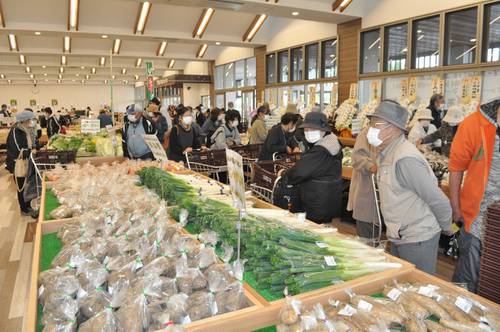 オープンした「かだぁ~れ」で買い物を楽しむ客=9日、十和田市