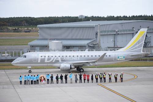 関係者に見送られながら滑走路に向かうFDAのチャーター機=24日、三沢空港