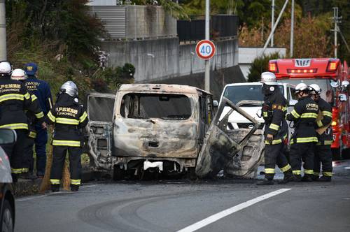 焼けた車両=18日午後2時20分ごろ、八戸市是川五丁目