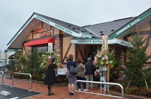 オープンした「珈琲所コメダ珈琲店八戸城下店」=12日、八戸市