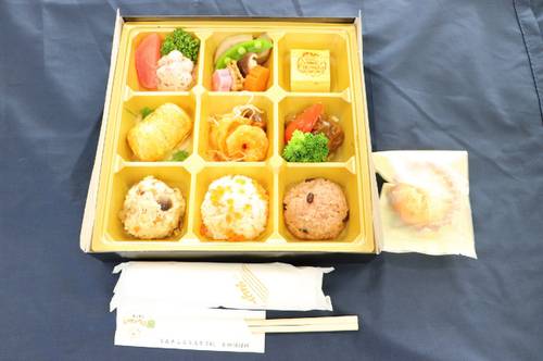 成人式で提供を予定していた弁当の試作品(青森県立百石高提供)