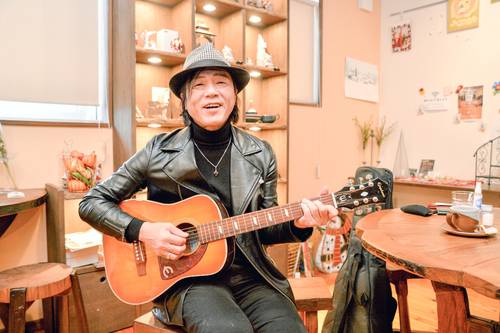 「端と端をつなぐ架け橋のような存在になれたら」と語る歌手の近藤金吾さん=2月中旬、階上町